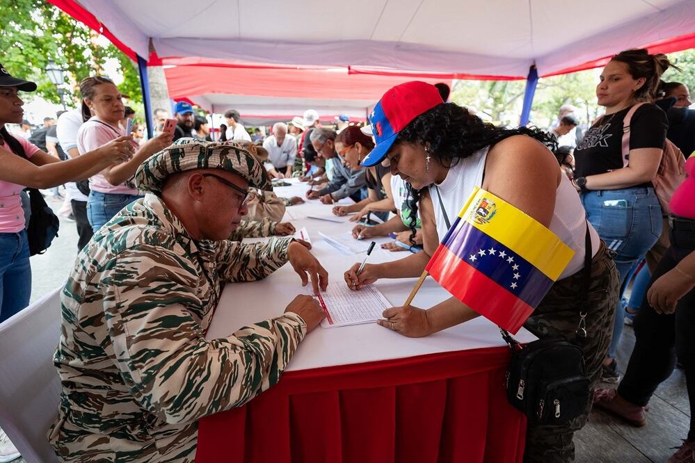 Venezolanos participan en una jornada de alistamiento de la Milicia Bolivariana de Venezuela, en Caracas. FOTO: RONALD PENA R. EFE