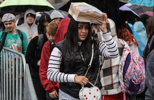 Entre lluvia, vallas y libros lanzados: así terminó la primera entrega de “25 para el 25” en el Zócalo