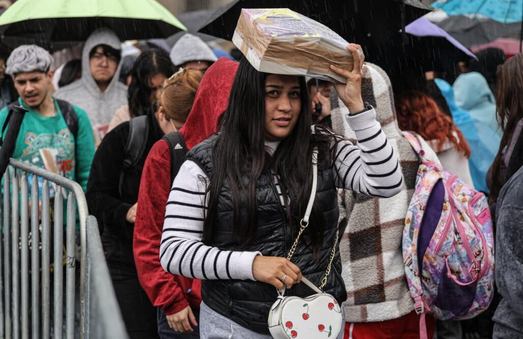 Entrega gratuita de libros del Fondo de Cultura Económica "25 para el 25" a jóvenes de 15 a 30 años en el Zócalo capitalino. Fotos: Gabriel Pano/ El Universal