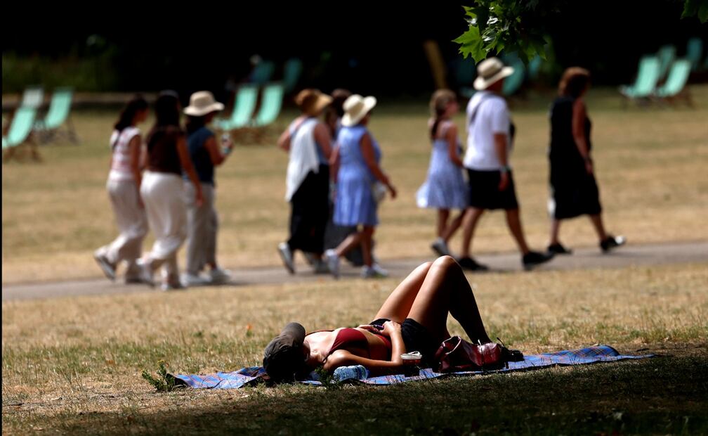Una mujer toma el sol en St. James's Park, en Londres, Gran Bretaña, el 1 de julio de 2025. Gran parte de Europa se encuentra sumida en una ola de calor, con temperaturas que en España y Portugal superan los 45 grados Celsius. Foto: EFE