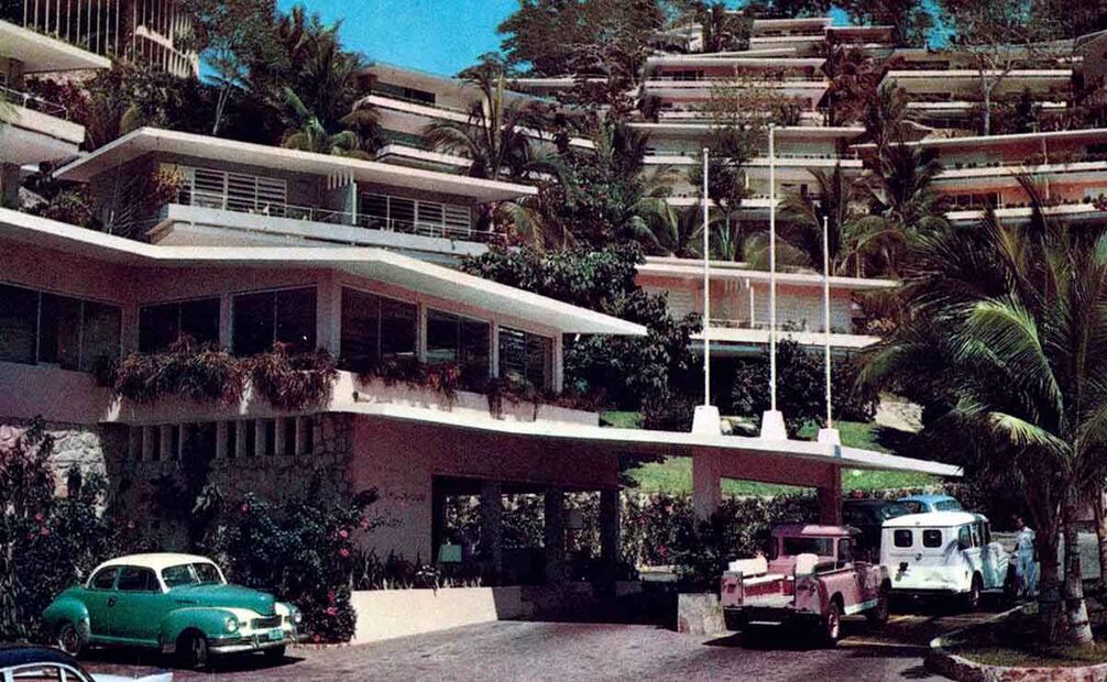El acceso al hotel Las Brisas en los años 1960, cuando era operado por la cadena Hilton. El lujoso hotel abrió sus puertas en lo alto del cerro El Guitarrón en 1957 y fue iniciado como el Club Residencial Las Brisas. Foto: Mark Turok, Acapulco en el tiempo/ Especial.