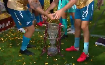 Equipo rompe trofeo de campeón durante la celebración