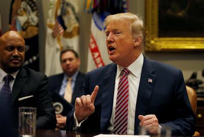 En medio del debate sobre armas, Trump defiende a "patriotas" de la NRA