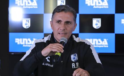 Adolfo Ríos, director general del Querétaro, saltó de su palco para intentar calmar la riña 