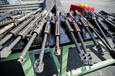 Juez desestima gran parte de la demanda del gobierno mexicano en contra  de fabricantes de armas de EU