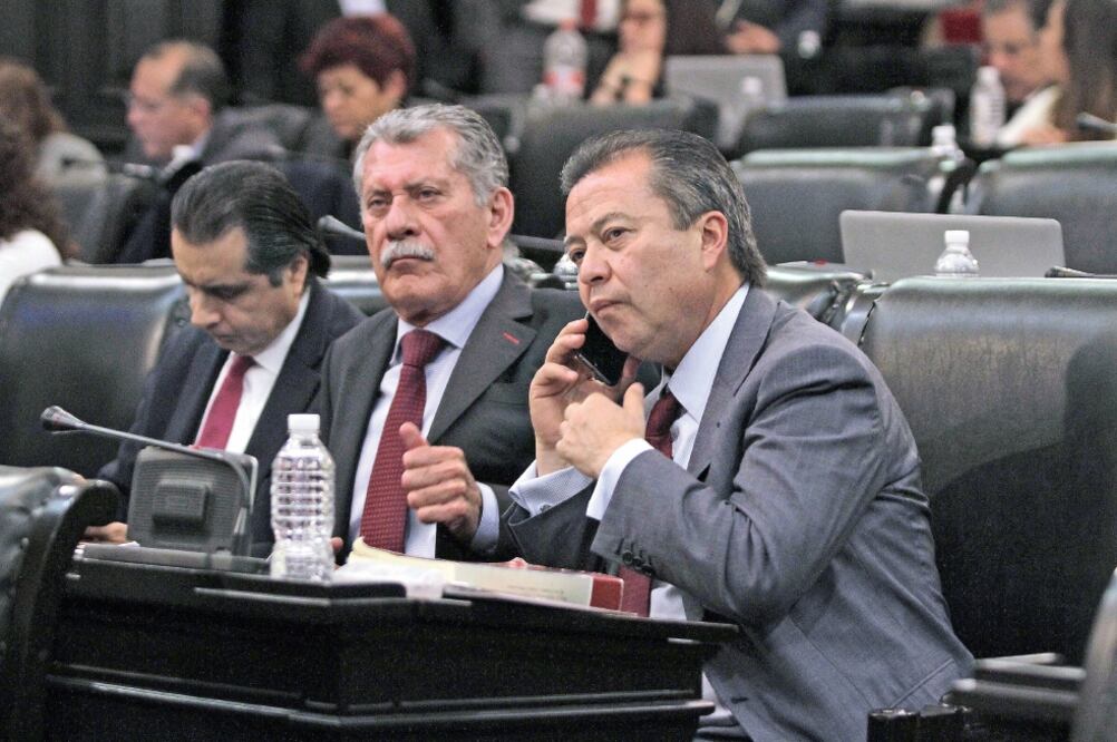 El diputado federal y constituyente del PRI, César Camacho, señaló que el bono navideño es una asignación extraordinaria que en su caso donó a una organización dedicada a cuidar familias de presos en Edomex (CARLOS MEJÍA. EL UNIVERSAL)