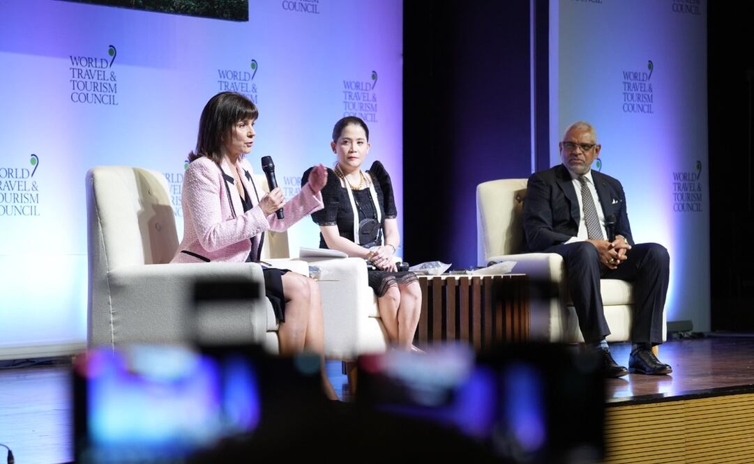 Julia Simpson, presidenta y CEO del Consejo Mundial de Viajes y Turismo, al micrófono. Foto: Especial