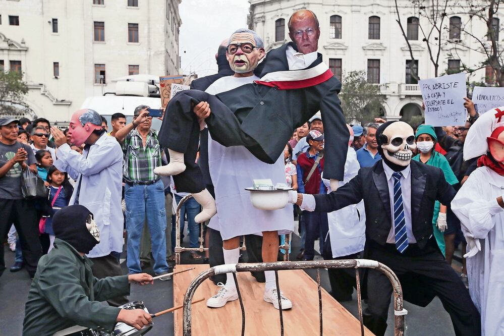 Manifestantes se disfrazaron del presidente Kuczynski y el ex mandatario Alberto Fujimori (de bata) durante la protesta de ayer en Lima contra el indulto (GUADALUPE PARDO. REUTERS)