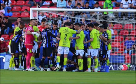 Emiliano Gómez, jugador del Club Puebla se convulsiona en plena cancha; compañeros y rivales fueron en su ayuda