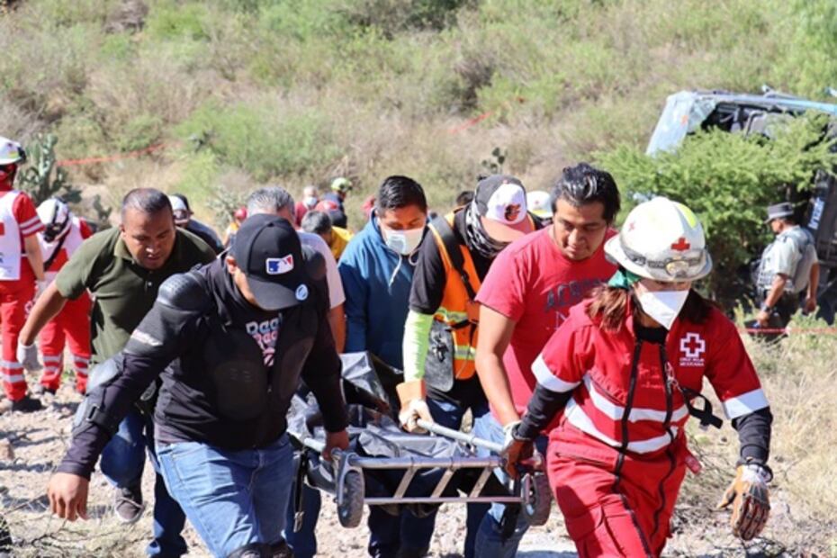 Mueren 6 migrantes centroamericanos tras volcadura de autobús en SLP