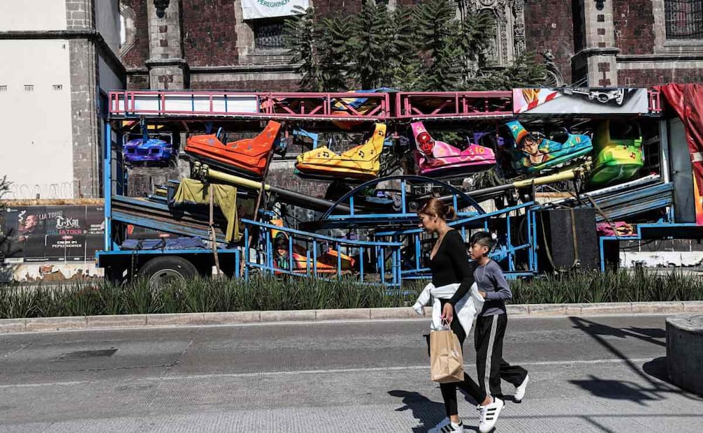 Comienza a armar juegos mecánicos a un costado de la Alameda Central (21/12/2025). Foto: Gabriel Pano / EL UNIVERSAL