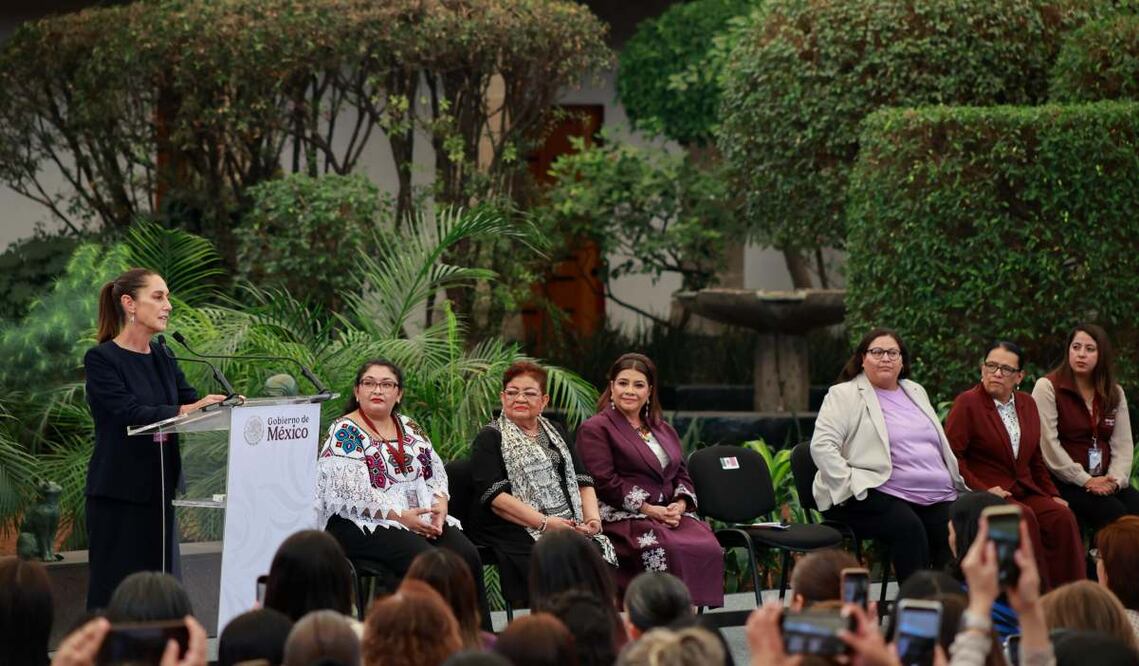 Se llevó a cabo el Encuentro Nacional de las Abogadas Mujeres en instalaciones del Claustro de Sor Juana; en el podium resaltó la participación de la Presidenta Claudia Sheinbaum, la Jefa de Gobierno Clara Brugada, así como la asistencia de Ernestina Godoy y Citlalli Hernández. Foto: Fernanda Zamora/ EL UNIVERSAL