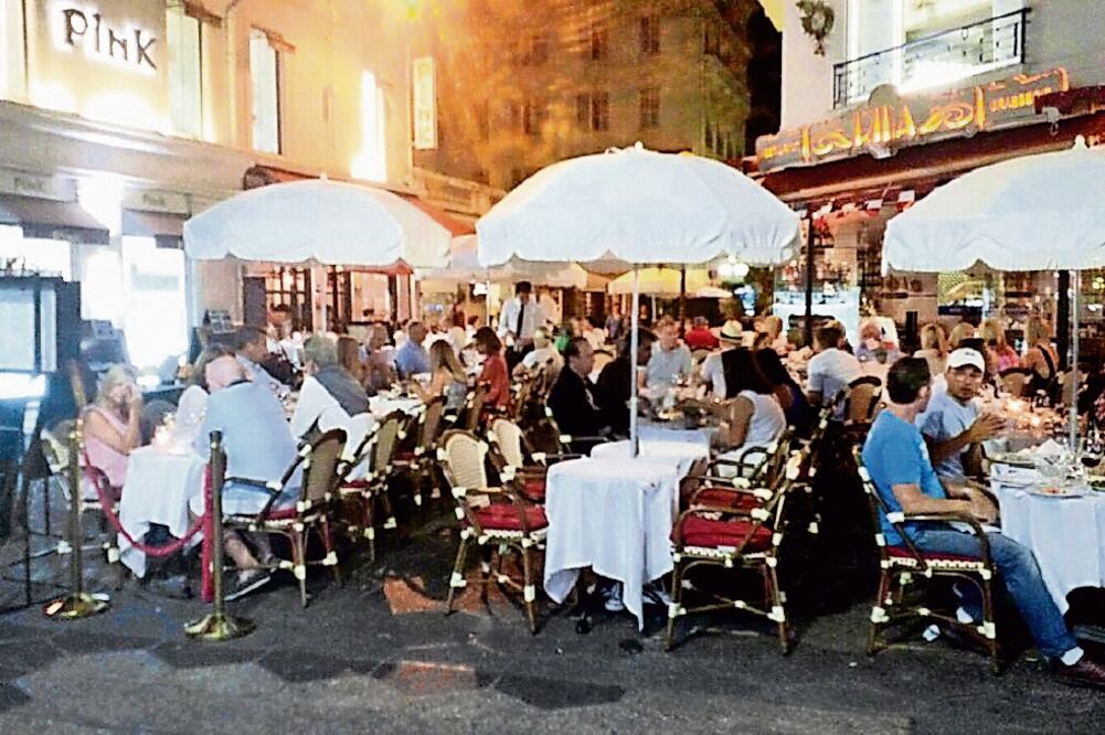 Más de la mitad de los comercios abrieron sus puertas un día después de la matanza, según la policía local (INDER BUGARIN. EL UNIVERSAL)