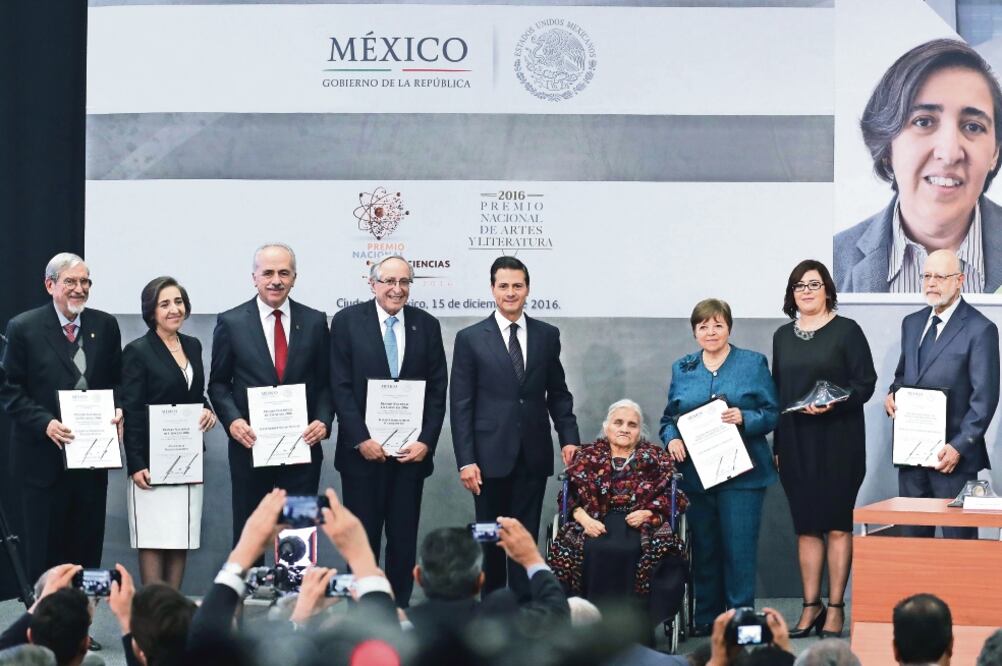 El presidente junto a los galardonados: Domingos Possani Postay, Ana Cecilia Noguez Garrido, Luis Enrique Succar Succar, David Kershenobich Stalnikowitz, Manuela Cecilia Lino Bello, Elsa Cross, Gabriela Ortiz y Aurelio de los Reyes. (LUCÍA GODÍNEZ)