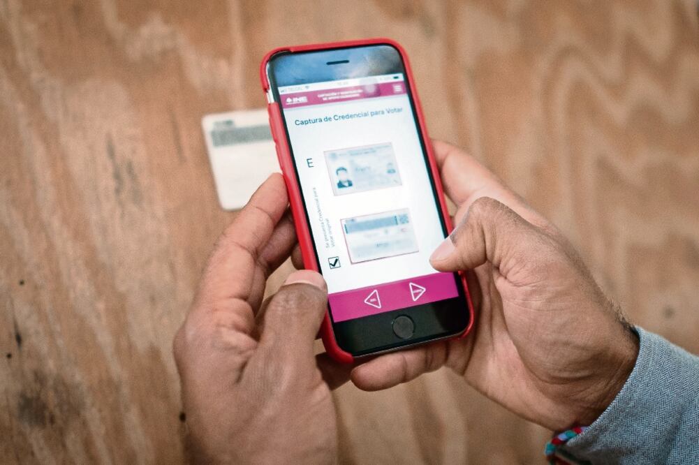 Para acallar quejas sobre presuntas fallas en la operación de la aplicación móvil para captar apoyos para los candidatos independientes, el INE presentó la versión 2.0, que optimiza la captura por medio de toma de fotografías.(ISAAC ESQUIVEL.CUARTOSCURO)