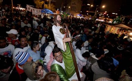 Feligreses complican vialidad en inmediaciones del Metro Hidalgo