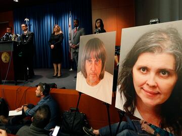 Acusan de tortura, abuso y actos lascivos a padres de los 13 hermanos cautivos en EU