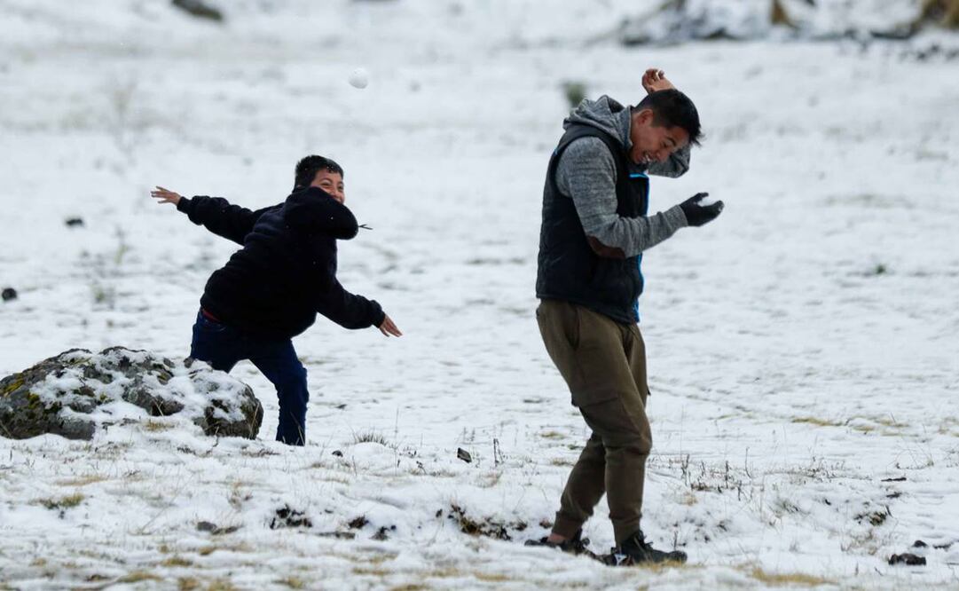 Familias visitaron la zona alta de la alcaldía de Tlalpan, el Ajusco, para admirar el aguanieve. También hicieron muñecos y jugaron a las “guerritas”.