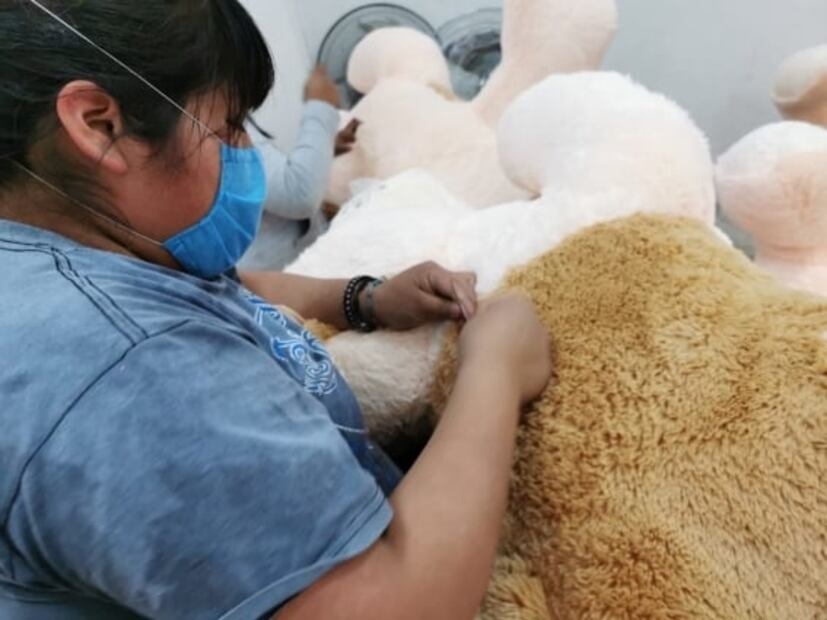 Pandemia no frena producción de muñecos de peluche en Xonacatlán
