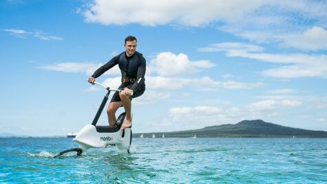 Lanzan bicicleta para pedalear sobre el agua