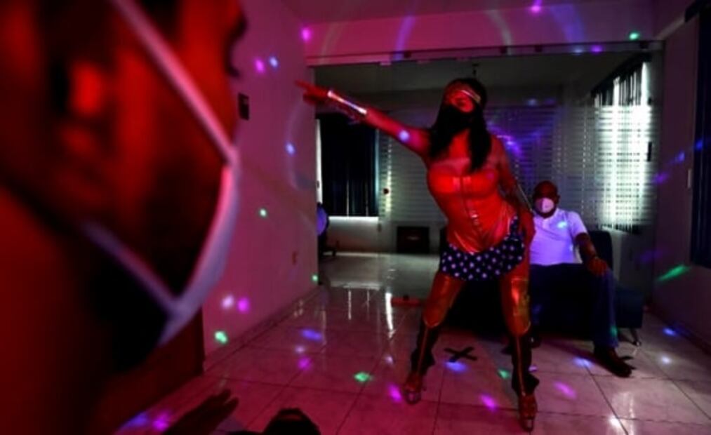 “Nos quitamos todo, menos el cubrebocas”; cuando llevan el table a tu casa