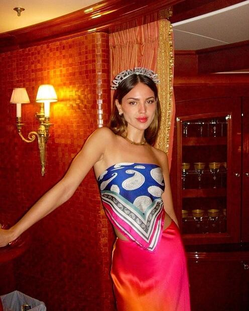 El look arcoíris de Eiza González para recibir el 2023