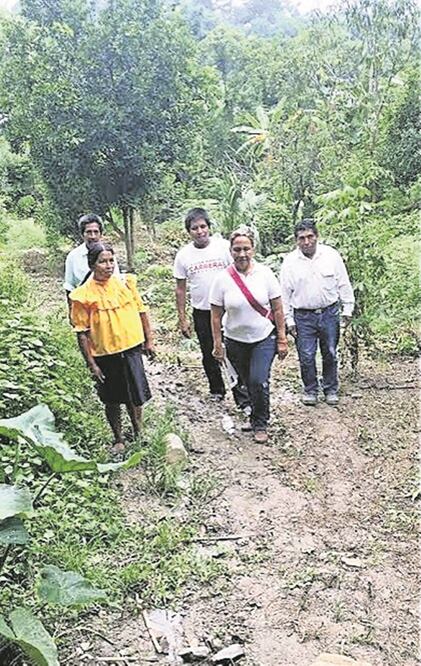 María Guadalupe (al centro, con una correa cruzada al pecho) dice que la participación de las mujeres en el campo es mayor que hace 26 años, pero no a todas les dan “permiso sus maridos” (ESPECIAL)