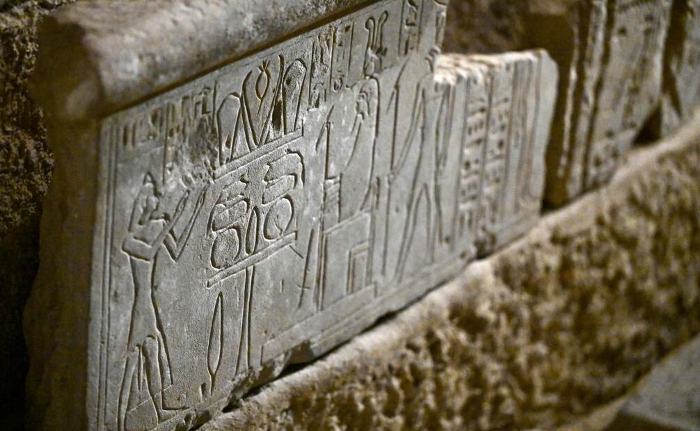 Una imagen muestra un relieve tallado recién desenterrado durante un evento mediático para anunciar nuevos descubrimientos de una misión arqueológica egipcia en el Templo del Valle de la Reina Hatshepsut en Deir El-Bahari, en la orilla occidental del Nilo, en Luxor, el 8 de enero de 2025. Foto: AFP