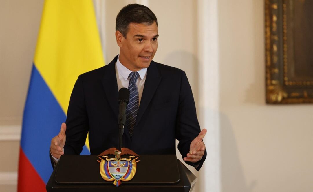 El presidente del gobierno de España Pedro Sánchez da una declaración en compañía del presidente Colombia Gustavo Petro. Foto: EFE 