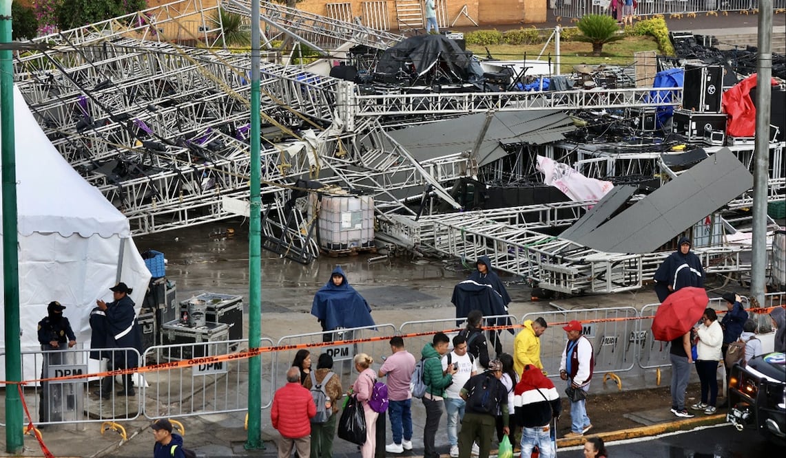 Una estructura metálica que estaba siendo colocada para el festejo del Día de las Madres en la explanada de la alcaldía GAM colapsó debido a las ráfagas de viento, el jueves 8 de mayo de 2025. Foto: Valente Rosas/EL UNIVERSAL