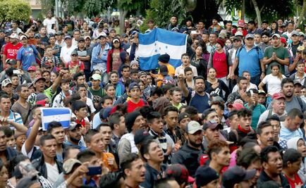 Decenas de hondureños derriban puerta en frontera guatemalteca para llegar a México