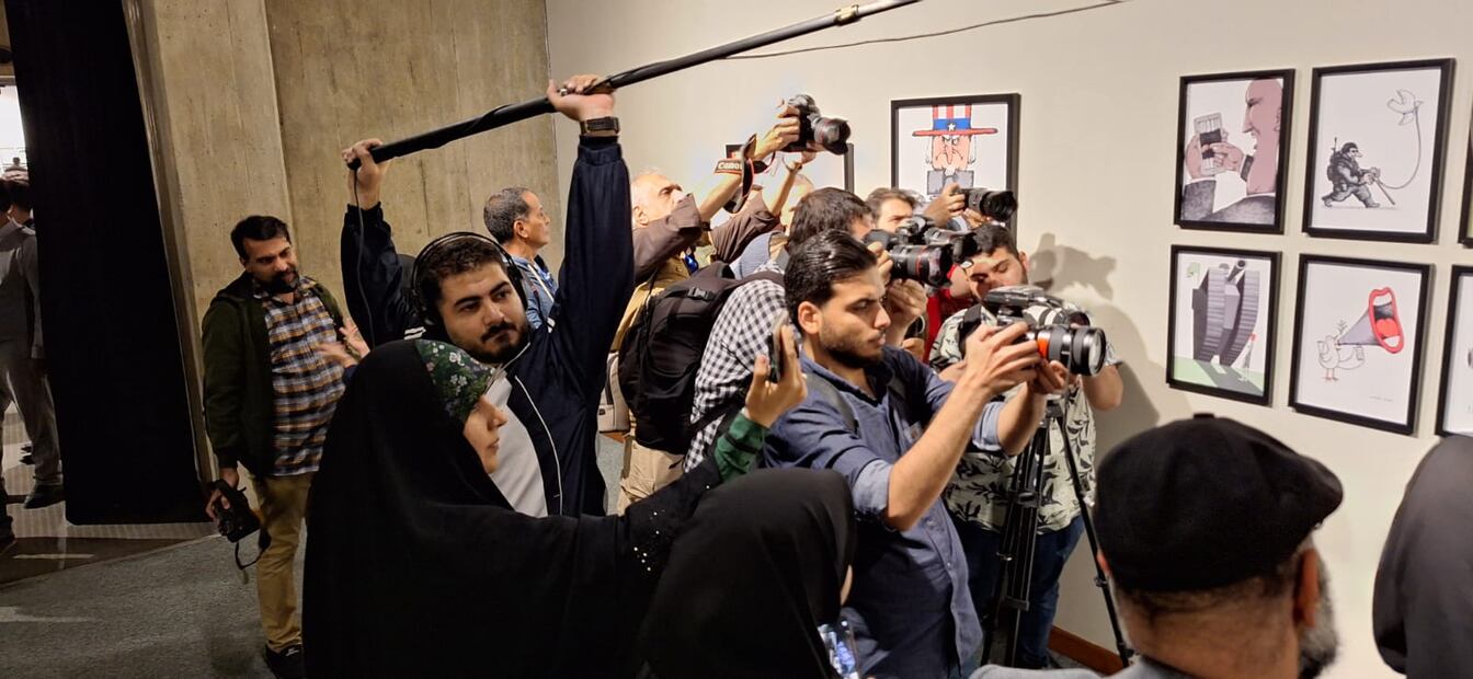 La exhibición de cartones de caricaturistas latinoamericanos se inauguró el 2 de noviembre y termina el próximo día 19