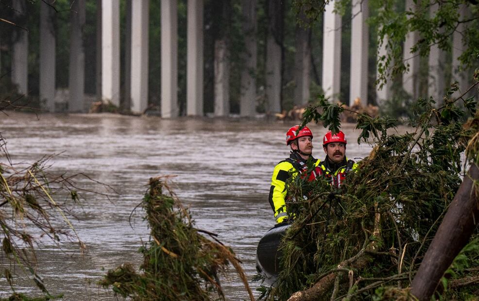 Equipos de rescate buscan victimas a lo largo del río Guadalupe, en Kerrville, Texas, el 4 de julio de 2025. Lluvias torrenciales causaran una inundación repentina "catastrófica" que provocó la muerte de al menos 27 personas al arrasar el centro-sur de Texas. Foto: AFP