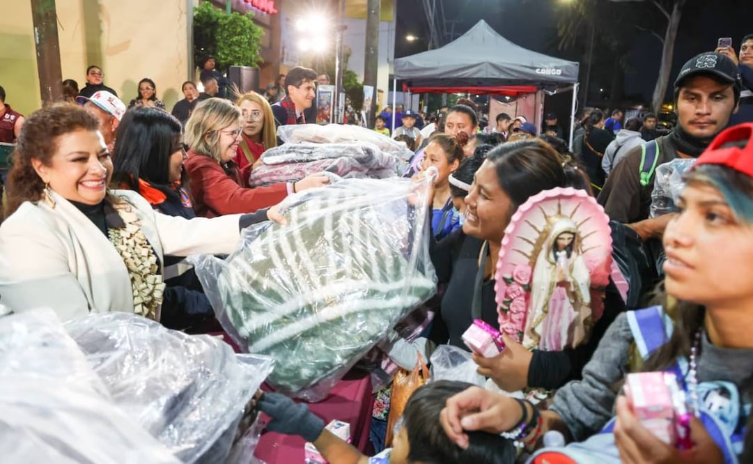 Clara Brugada recibe con cobijas y alimento a peregrinos que van a la Basílica de Guadalupe.
Foto: Especial.