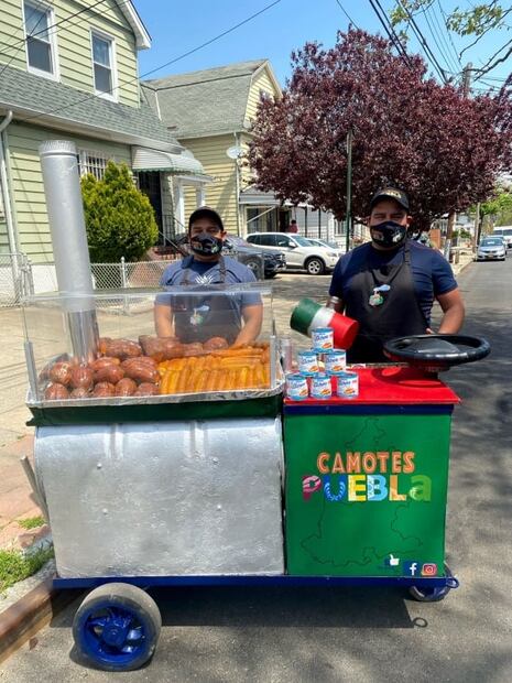 Mexicano vende camotes de Puebla en Nueva York