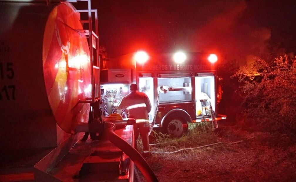 Siniestro en corralón de autos. Foto: Especial