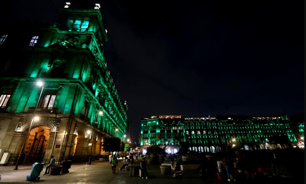 Edificios y monumentos de la Ciudad de México son iluminados de color verde por el inicio de la cuenta regresiva del Mundial de futbol 2026, el miércoles 11 de junio de 2025, que se inaugurará dentro de un año en el estadio Azteca. Foto: Valente Rosas/EL UNIVERSAL