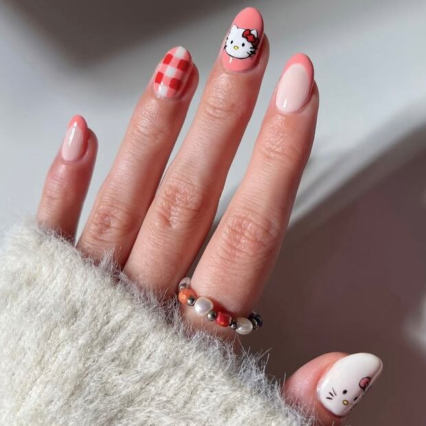 Las uñas estilo francés con Hello Kitty con un plus. Foto: Instagram @nailsincrime