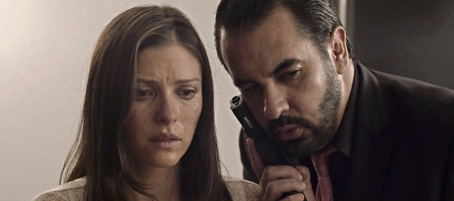 Carla Hernández es la esposa en un matrimonio feliz hasta que un día, durante la ausencia de su esposo, es sorprendida en su casa por la presencia de dos hombres vestidos de negro (uno de ellos Frank Rodríguez). Foto: Lilu Films