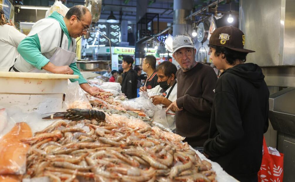 Decenas de personas acuden al mercado de San Juan para comprar de último momento los insumos para preparar la cena de Navidad. FOTO: Diego Simón/EL UNIVERSAL