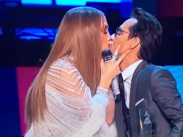 J.Lo y Marc Anthony se besan en los Latin Grammy