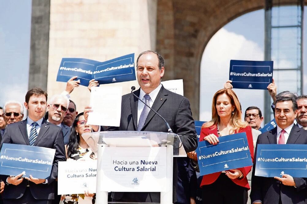 En la Plaza de la Revolución, el presidente de la Coparmex, Gustavo de Hoyos, afirmó que se debe impulsar una nueva cultura salarial, a través de la cual en 2030 la mínima remuneración oscile entre 162.35 y 194.68 pesos diarios (COPARMEX)