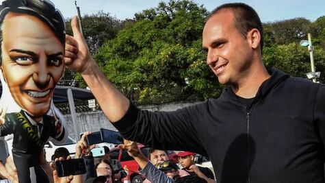 Elecciones en Brasil: quién es Eduardo Bolsonaro, el hijo del candidato presidencial de ultraderecha y diputado más votado de la historia del país