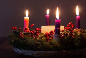 Corona de Adviento 2025: ¿qué color de velas lleva y cuál es el significado de cada una?