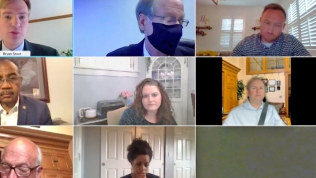 Senador atiende juicio en línea contra conductor distraído, mientras va manejando