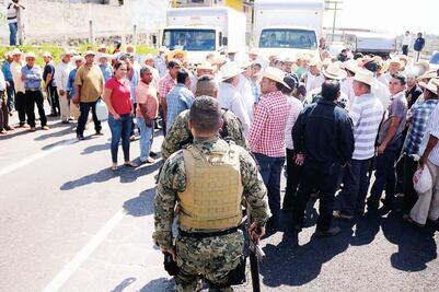 Tras casi 11 horas retiran bloqueo de autopista