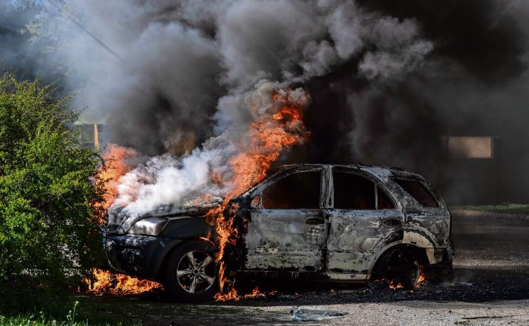 Un auto en llamas tras un ataque ruso con drones en la región ucraniana de Donetsk. Foto: EFE