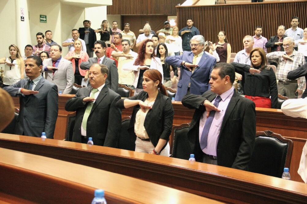 La diputada Lucero Sánchez (abajo) acudió a la apertura del segundo periodo de sesiones del Congreso de Sinaloa. Ahora ocupa una curul en el área destinada a la fracción pri (JAVIER CABRERA. EL UNIVERSAL)