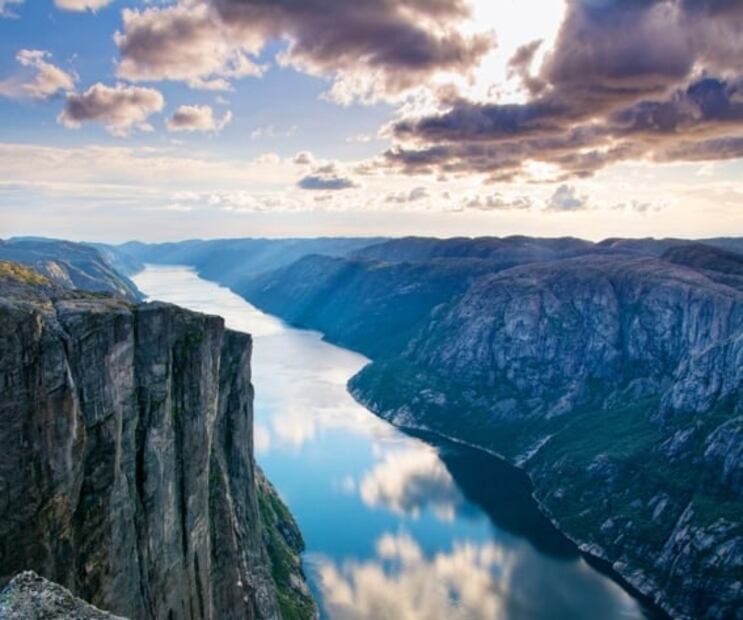 Kjeragbolten: ¿te subirías a esta roca suspendida en un abismo?