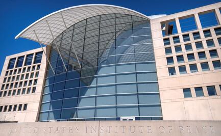 Nueva demanda contra gobierno de Trump por despidos; DOGE intentó acceder a edificio del Instituto de Paz, acusan